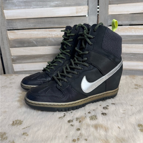 NIKE Women’s Dunk Sky Hi Lace Up Sneakerboot 2.0 Black/Silver Hidden Wedge 9.5 - Picture 1 of 8